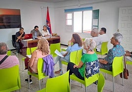 Imagen de la primera mesa de trabajo mantenida con los vecinos de Salinetas.