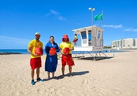 Concejala entregando material a socorristas en El Reducto.