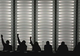 Imagen de archivo de parlamentarios europeos votando una propuesta.