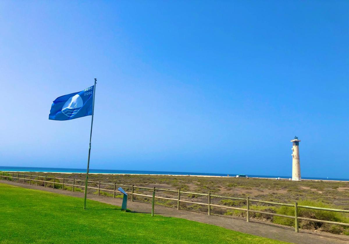 Bandera azul en la playa de El Matorral, en Jandía.