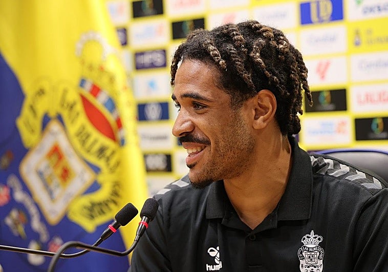 El defensa amarillo durante la rueda de prensa.