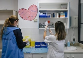 Imagen de archivo de dos enfermeras durante su jornada laboral.
