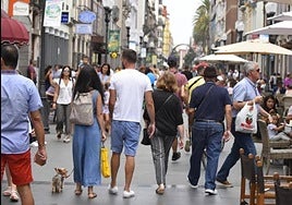 Residentes grancanarios en la calle comercial de Triana, en la capital de la isla.