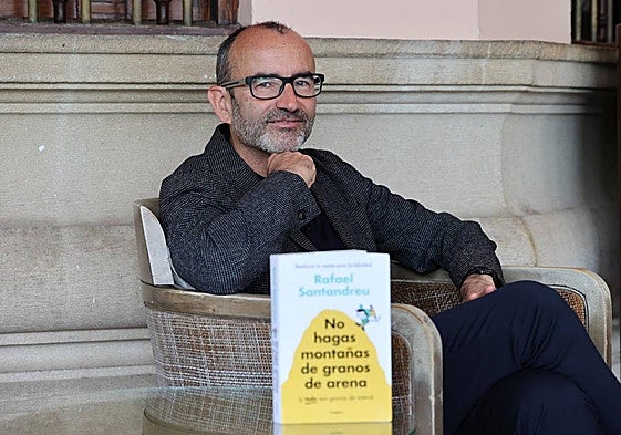 Rafael Santandreu posa con su libro 'No hagas montañas de granos de arena'.