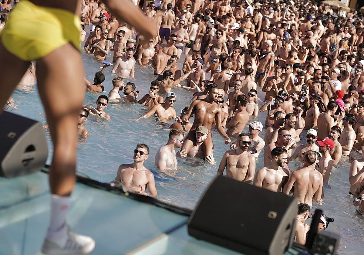 Los asistentes a la fiesta 'Sundance' rebosaron la piscina del Ocean Club Maspalomas.