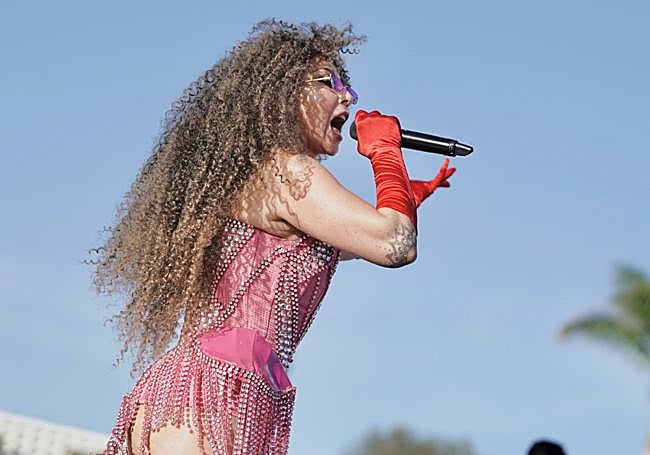 En la imagen, Rebeka Brown, en plena actuación.