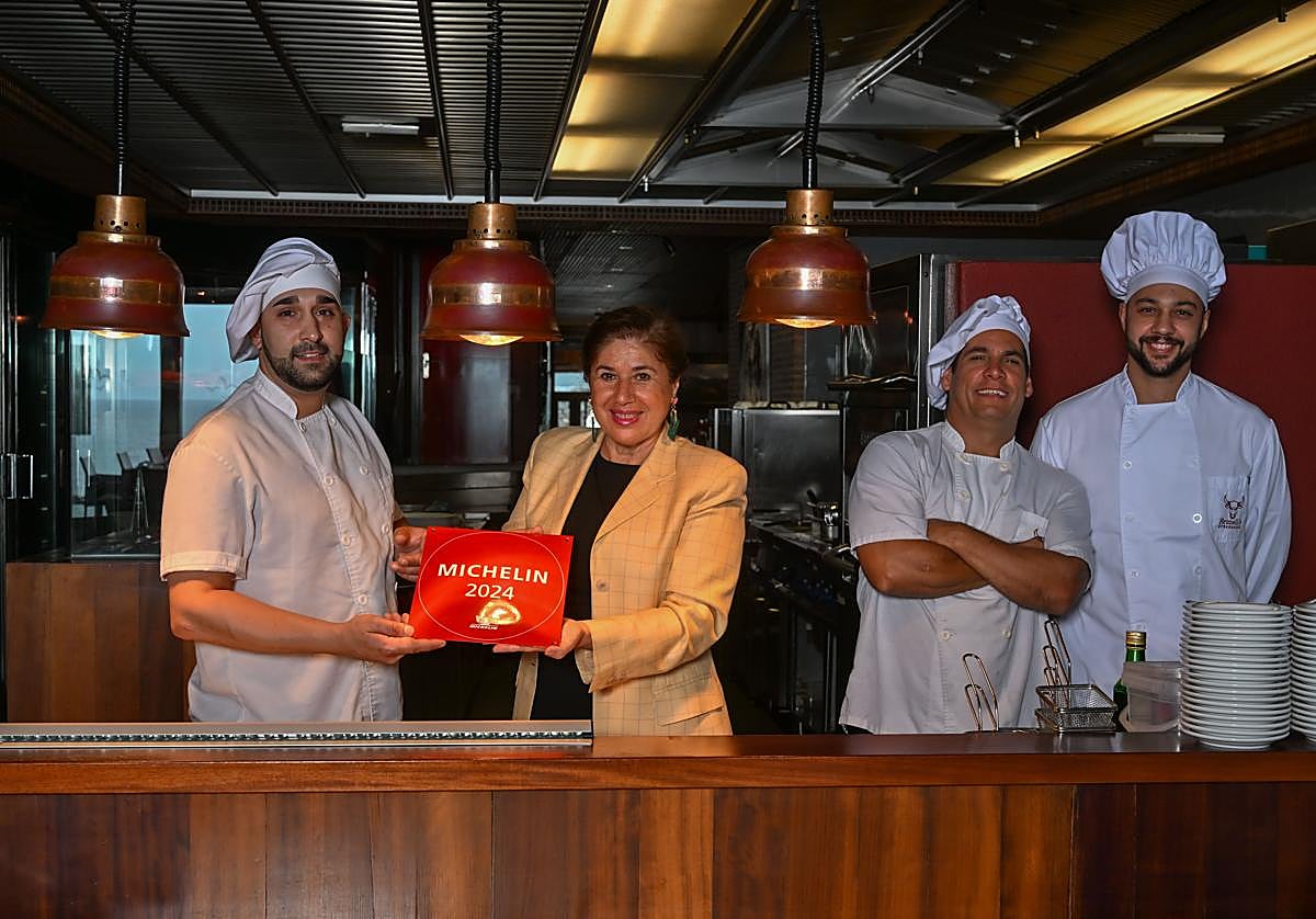 Equipo de Brunelli`s con el reconocimiento por haber sido incluidos en la Guía Michelin 2024.