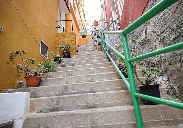 Inocencia se asoma a las escaleras.