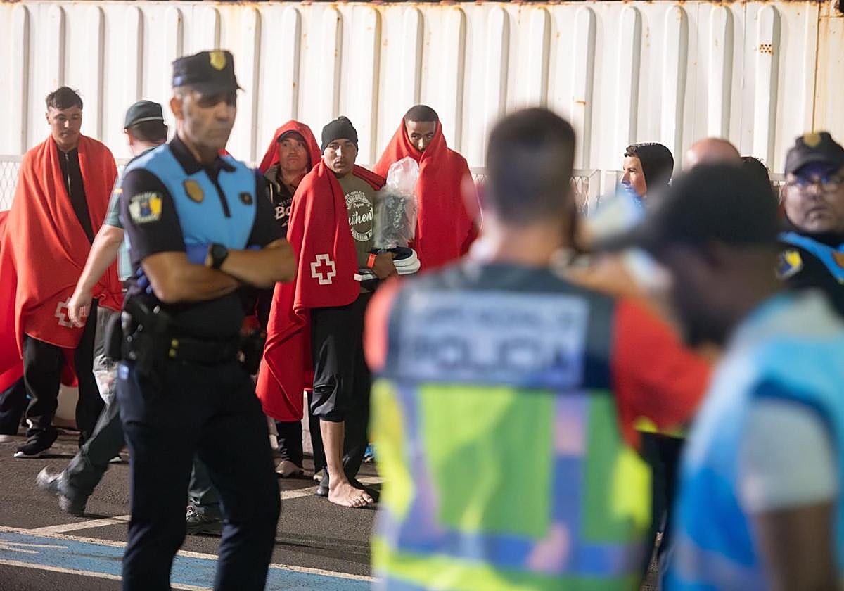 Imagen reciente de migrantes rescatados de una lancha neumática en Corralejo (Fuerteventura).