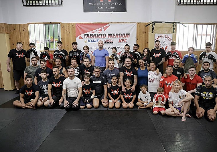 Foto de familia del Werdum Training Center Gran Canaria ubicado en la capital de la isla, en la calle Pérez del Toro.de familia del