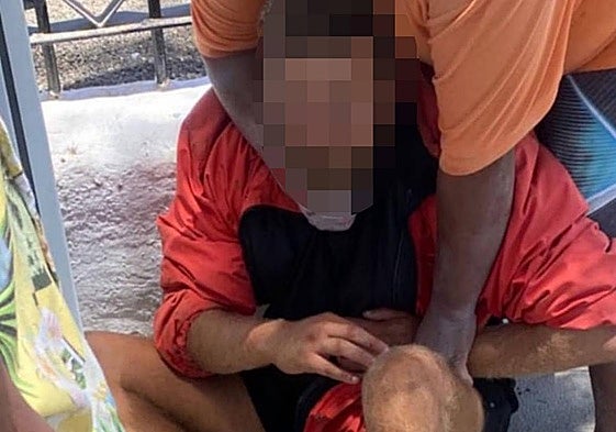 El autor del intento de secuestro siendo retenido por testigos del suceso.