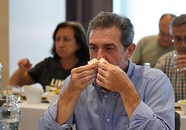 Un catador huele una de las muestras participantes en el XXXI Concurso de Quesos de Gran Canaria.