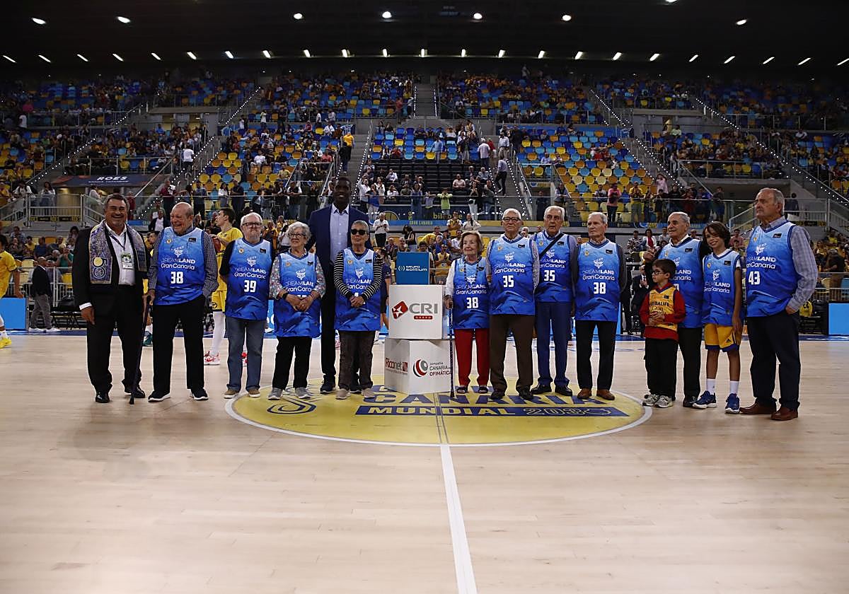 Foto de familia del homenaje en el Gran Canaria Arena