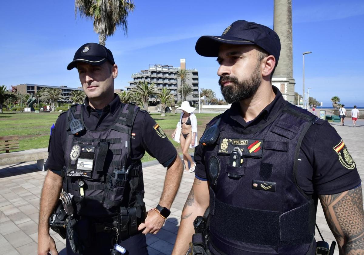Imagen principal - En la imagen superior, Alfredo y Domingo, en el paseo de Meloneras. Debajo, zona rocosa en la que hallaron a la joven y, a la derecha, Alfredo y Domingo, en uno y otro extremo, junto a otros dos compañeros de la Comisaría de la Policía Nacional en Maspalomas, José María y Rayco, en el centro. 