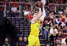 Jovan Kljajic lanza en el partido contra el Granada.