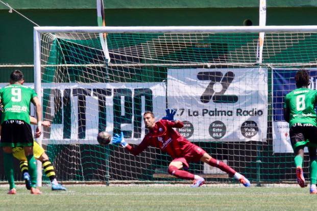 Así salvó el Atlético Paso el penalti en contra.