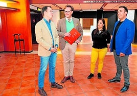 De izquierda a derecha, Adrián Santana, Tilma Kuttenkeuler, Maite Robaina y Rubén Sánchez Araña, este lunes en el Auditorio Alfredo Kraus.