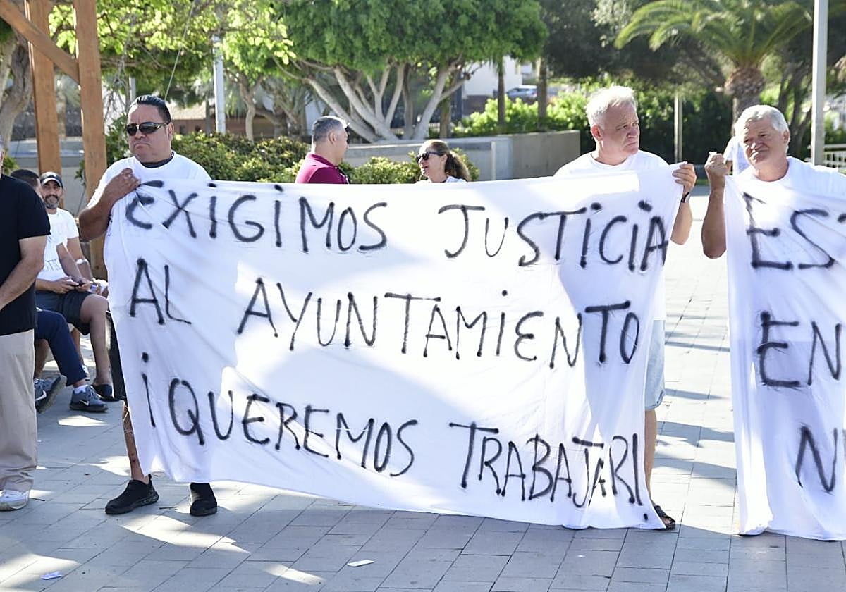 Manifestación por el cierre de tres locales en Puerto Rico