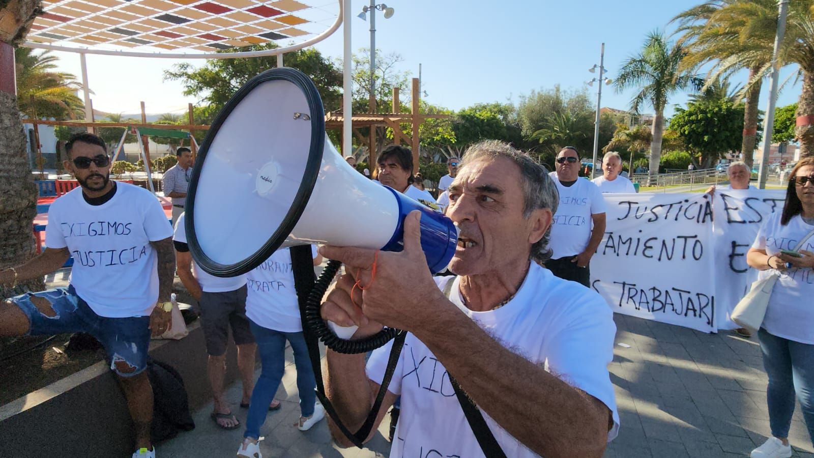 Manifestación por el cierre de tres locales en Puerto Rico