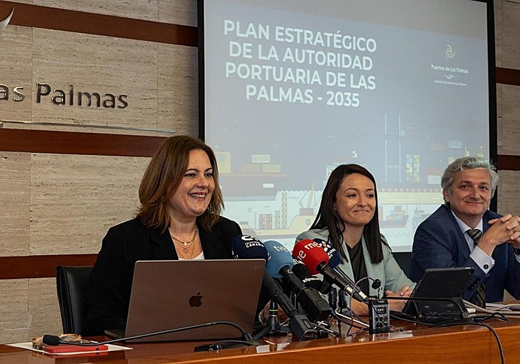 La presidenta de la Autoridad Portuaria, Beatriz Calzada (i), Ana Ulloa e Ignacio de la Peña.