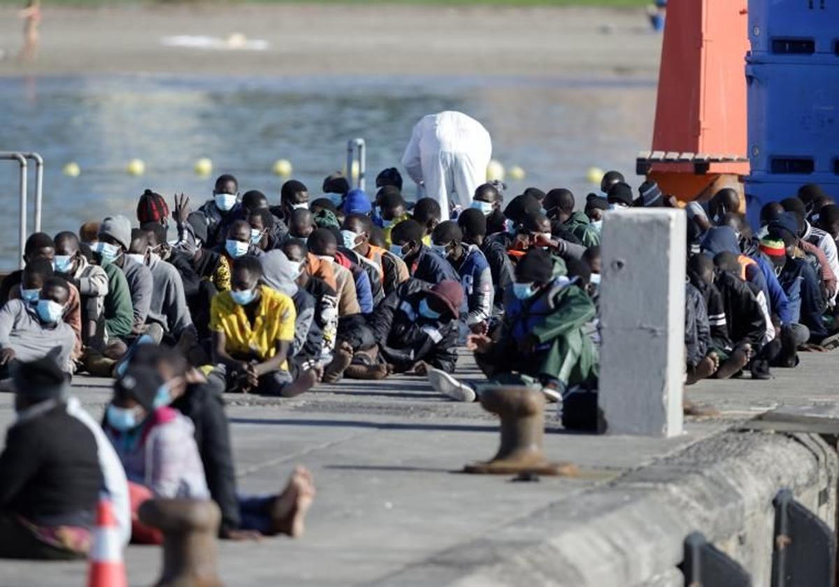 Niños y un fallecido, entre los más de cien migrantes rescatados cerca de Gran Canaria