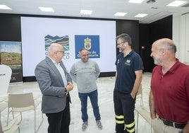 Maestro Florido, segundo por la izquierda, hace reír al presidente del Cabildo.