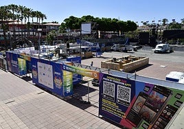 Los operarios empezaron este lunes el desmontaje del escenario y la playa acotada del Yumbo.