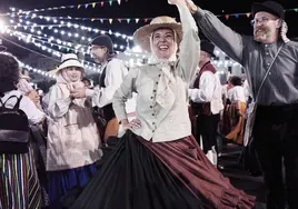 Parejas en el Baile de Taifas de 2023, en Puerto del Rosario.