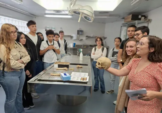 La médico forense, cráneo en mano, explica detalles de su trabajo a los alumnos del IES Agustín Espinosa, de Arrecife, durante la visita al Palacio de Justicia de Arrecife, dentro del programa Educar en Justicia.