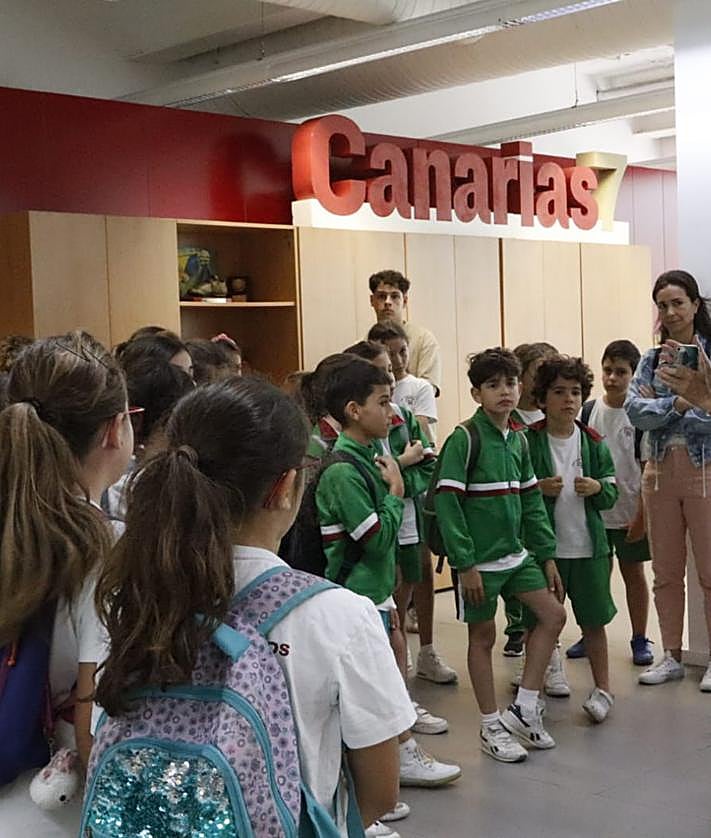 Imagen secundaria 2 - Arriba, imagen del recorrido durante la visita de este martes. Debajo, los alumnos del centro que visitaron las instalaciones el lunes.
