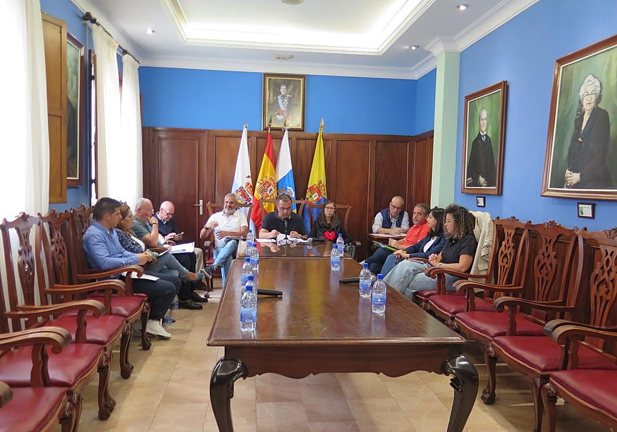 Imagen del grupo de gobierno de Guía, ayer en sesión plenaria.