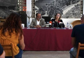 El alcalde, Francisco García, junto a la edil de Cultura e Identidad, Yaiza Pérez.