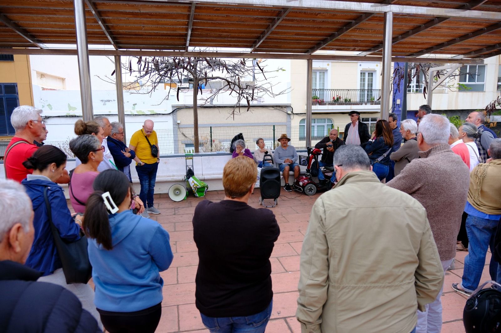 Los vecinos de La Isleta vuelven a la carga por la doble vía