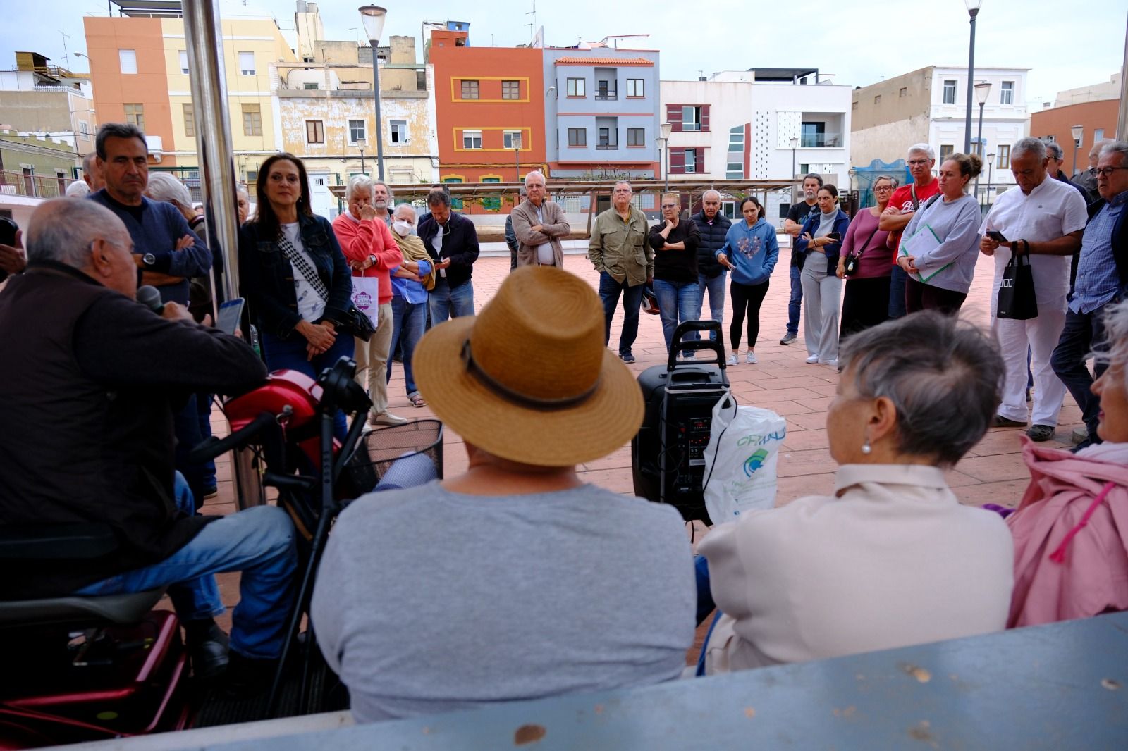 Los vecinos de La Isleta vuelven a la carga por la doble vía