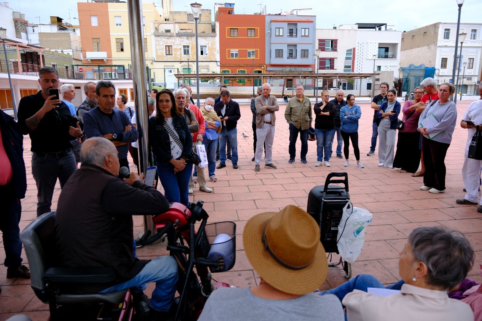 Los vecinos de La Isleta vuelven a la carga por la doble vía