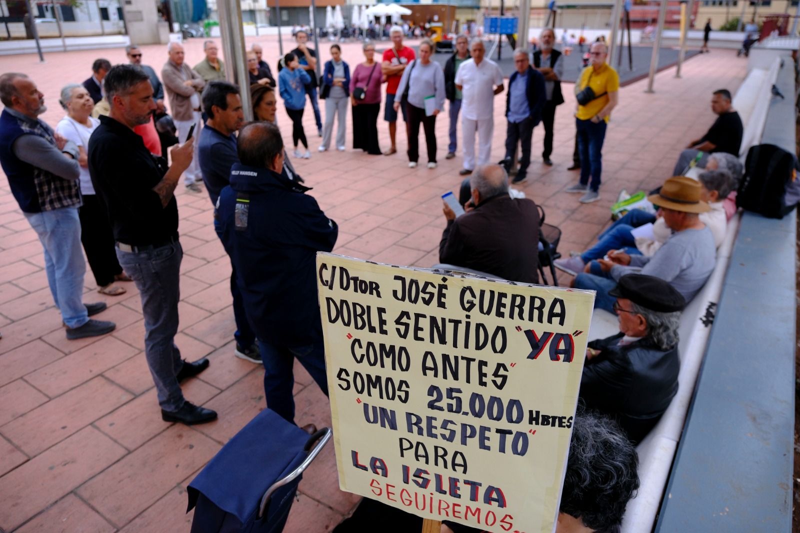 Los vecinos de La Isleta vuelven a la carga por la doble vía