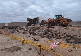 Una máquina derribó este miércoles el muro por auto judicial.