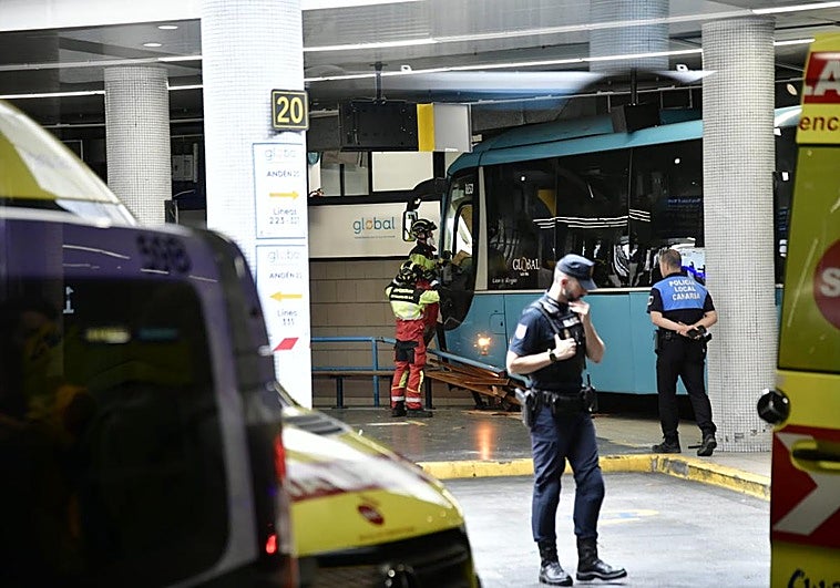 Imagen de los servicios de emergencia y seguridad actuando en la zona donde se produjo el accidente en el intercambiador de San Telmo.