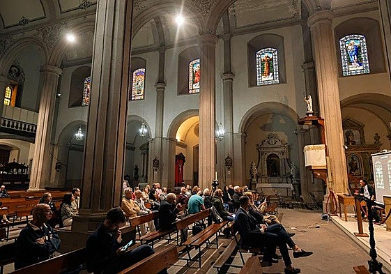 Imagen general del Santuario de Santiago, durante el acto de presentación de las vidrieras restauradas.