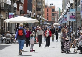 Imagen de ciudadanos, familias y turistas paseando por Triana