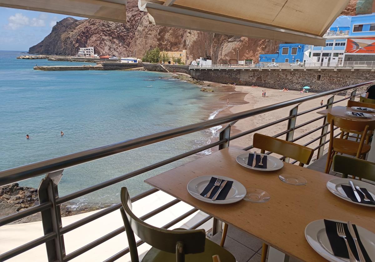 La Pizarra: mucho más que una terraza única en Sardina del Norte