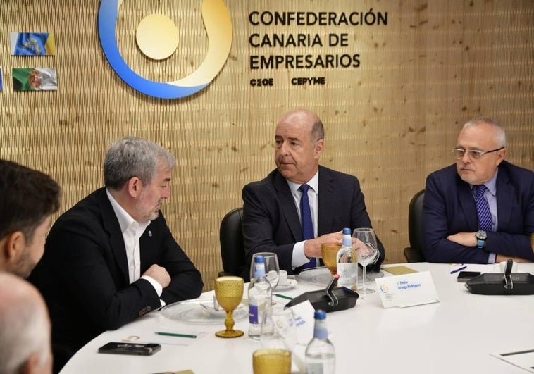 Imagen de la reunión mantenida entre Fernando Clavijo y la Confederación Canaria de Empresarios.