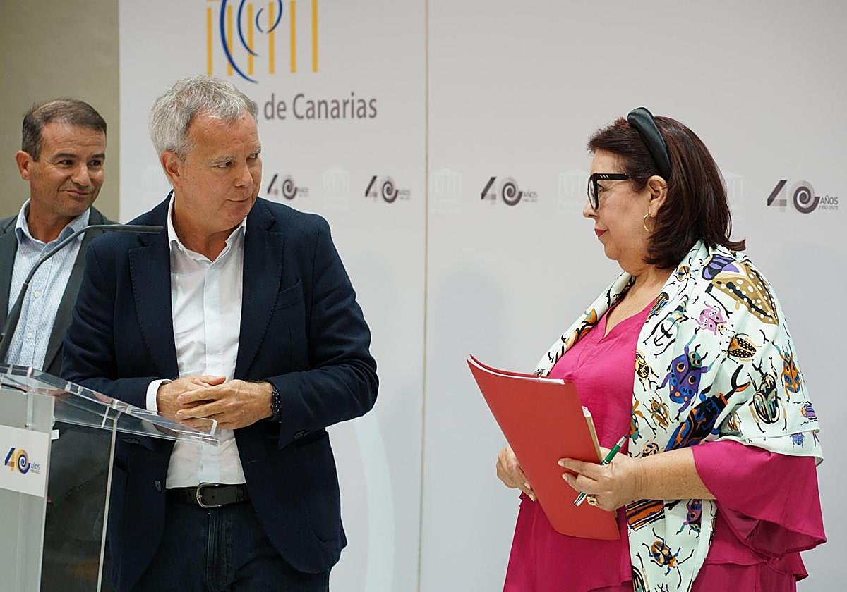 El portavoz socialista Sebastián Franquis y la exconsejera de Educación Manuela Armas en la rueda de prensa.