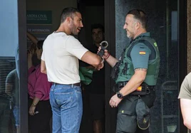 Miguel Ángel Silvestre probando unas esposas junto a un guardia civil.