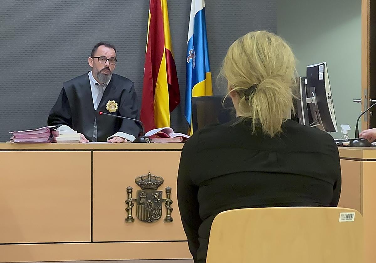 La acusada, de espaldas, ante el magistrado Juan Gallego Ortiz.