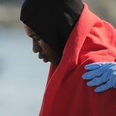 Imagen de un migrante al llegar al muelle de Arguineguín, en Gran Canaria, a principios de mayo de 2024.