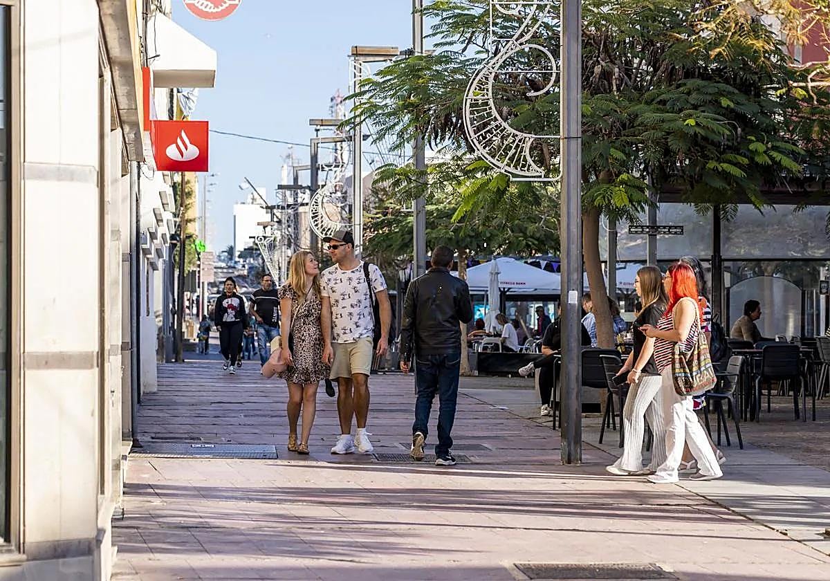 Gente paseando por la calle peatonal Primero de Mayo de la capital majorera.