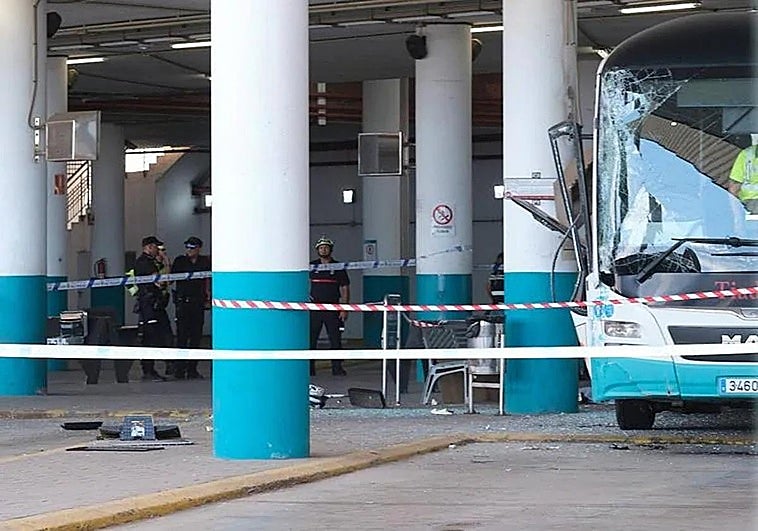 Así quedó la guagua de la línea 7 Puerto del Rosario-El Cotillo tras el mortal accidente en 2023.