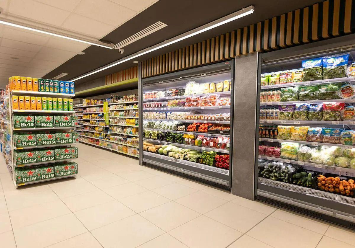 Interior de un supermercado de Hiperdino.