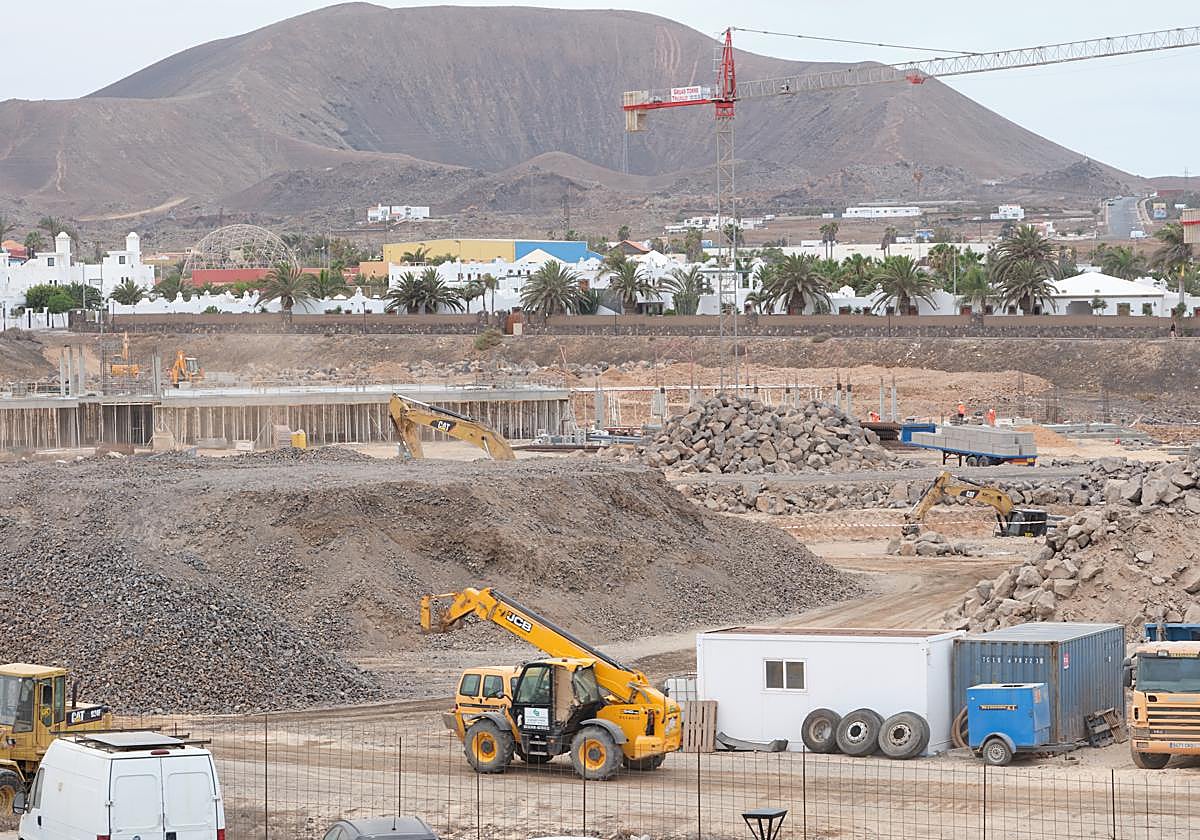 La obra del hotel Elba Corralejo va por la construcción de la primera planta del sótano.